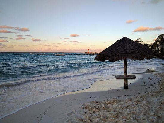 Enjoying the last bit of daylight in the north end of the Hotel Zone, Cauncun