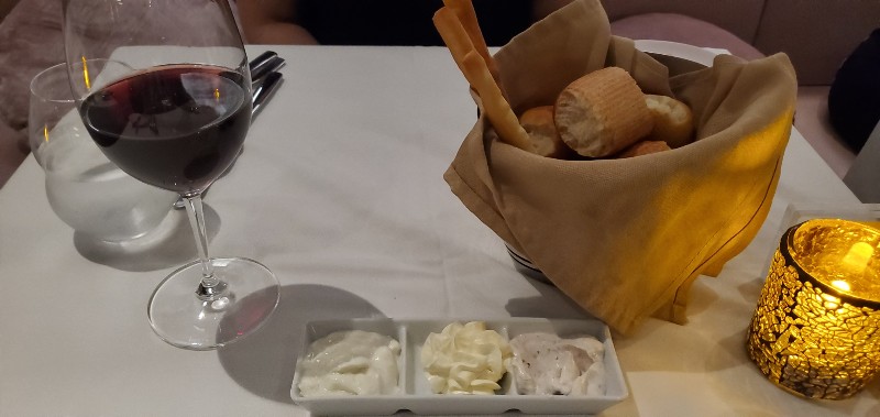 Bread and Dips in Normandie on Edge